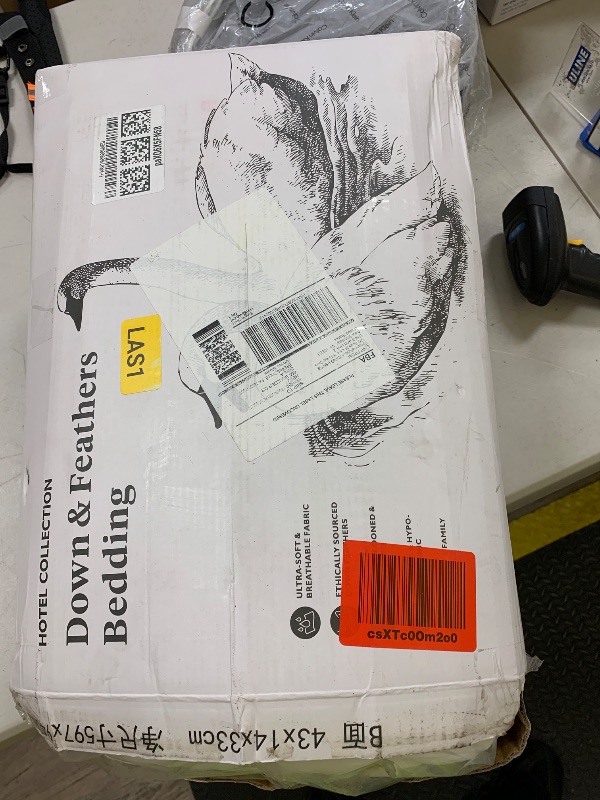 Photo 1 of APSMILE Oversized King Down Feather Fibers Duvet Insert - Ultra-Soft All Season Down Feather Fibers Comforter Hotel Collection Comforter, Fluffy Medium Warmth (White, 120"x98")