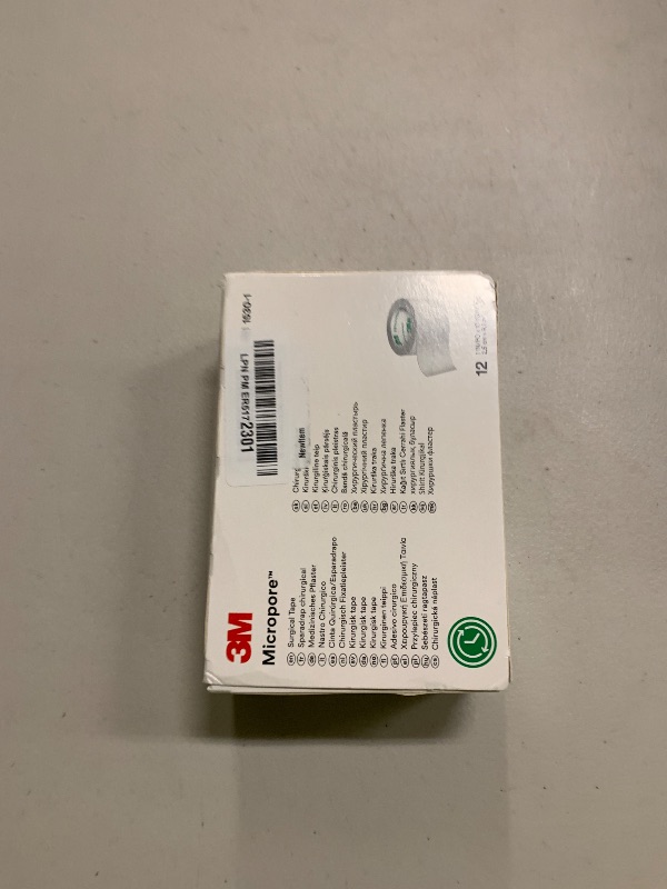 Photo 1 of 3M™ Micropore™ Surgical Tape 1530-1, 1 IN x 10 YD (2,5cm x 9,1m), 12 Rolls/Carton