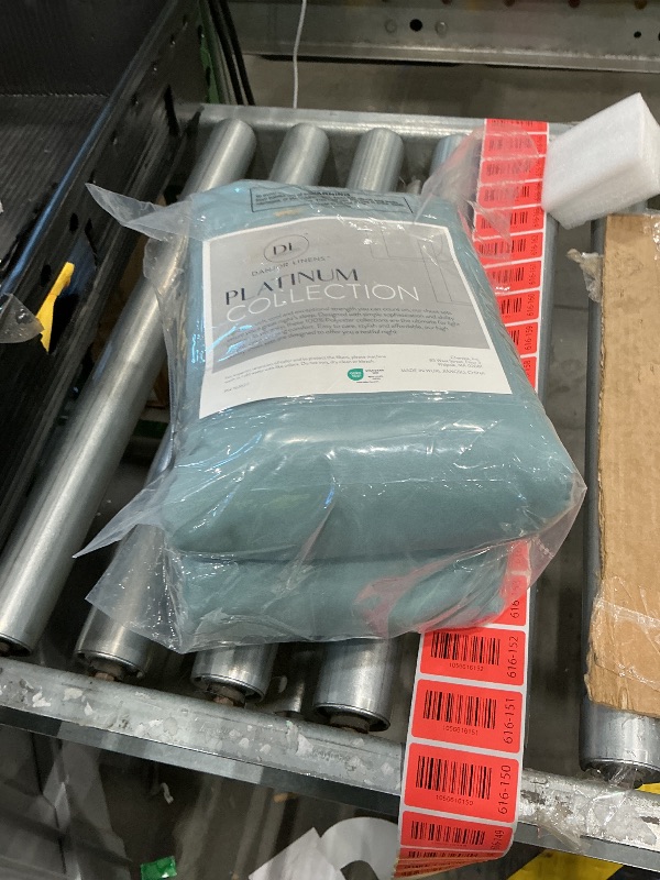 Photo 1 of *USED*
Danjor Linens Bed Sheet Set Cal King for Hot Sleepers, Hotel Premium Sheets with 4 Pillowcases, Lightweight Brushed Microfiber Deep Pockets, Breathable Cooling 6 Piece Bedding Sets, Spa Blue