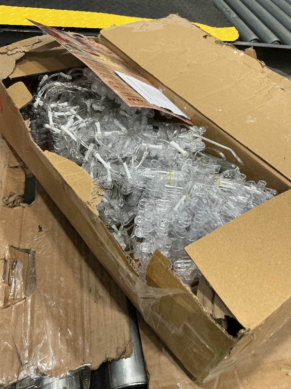 Photo 1 of *UNTESTED*
Minetom 2 Pack 13 ft 192 LED Snowflake Lights, Christmas Icicle Lights with 16 Drops, 12 Modes and Timer, IP65 Waterproof Connectable Christmas Light for House Window Indoor Outdoor, White