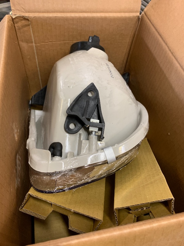 Photo 1 of For Toyota Sequoia 2001-2004/Tundra 2003-2004 Headlight Assembly Pair Driver and Passenger Side For TO2502144 | 81150-0C020 Tundra Double Cab