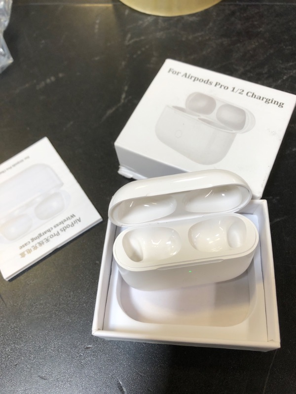 Photo 1 of AIRPODS CASE 