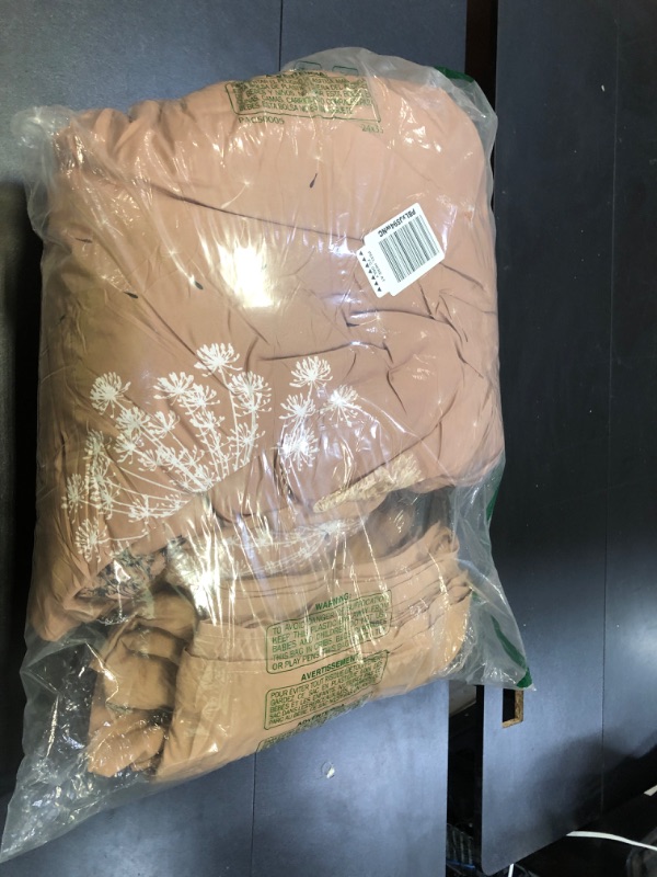 Photo 1 of bedsheet and comforter, unknown size 