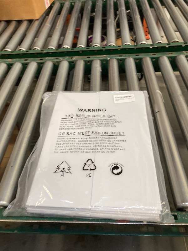 Photo 1 of Reusable & Durable Plastic Trifold Board 24" x 16" - 5 Pack is Esay to Paint, Erase and Stick imagens. This Posterboard is Perfect for School Projects & Presentations.