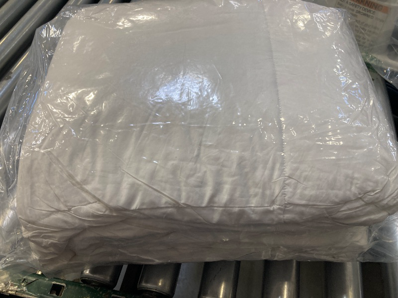 Photo 1 of 90x90in insert comforter