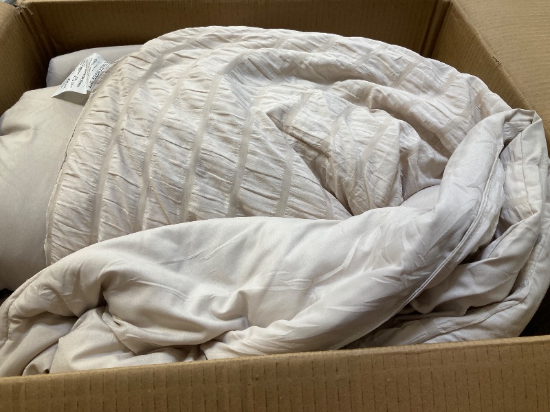 Photo 1 of Queen Size Comforter 