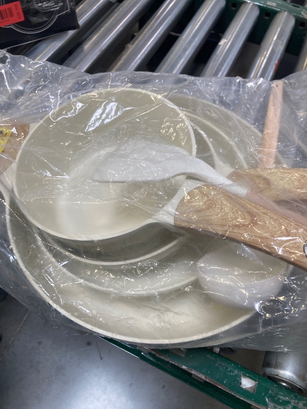 Photo 1 of Ceramic Frying Pans, 4-Piece Non Stick Frying Pans, Non Toxic Skillet 
see clerk notes 