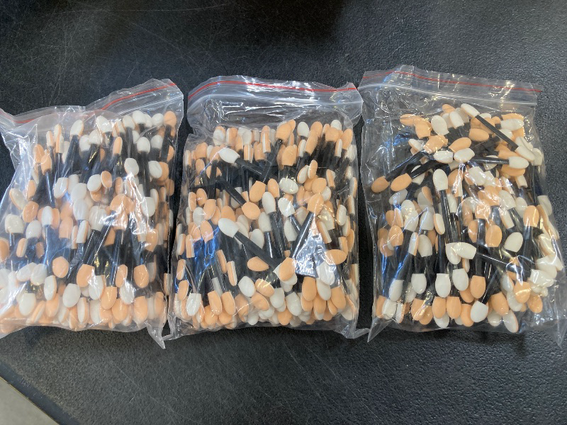 Photo 1 of Cuttte 120PCS Disposable Dual Sides Eye Shadow Sponge Applicators with Container, 2.44' Length Eyeshadow Brushes Makeup Applicator Black
