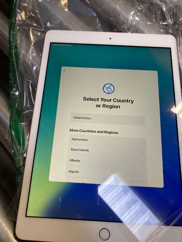 Photo 1 of Apple 2020 iPad 8th Gen (10.2-inch, Wi-Fi, 128GB) Gold (Renewed)