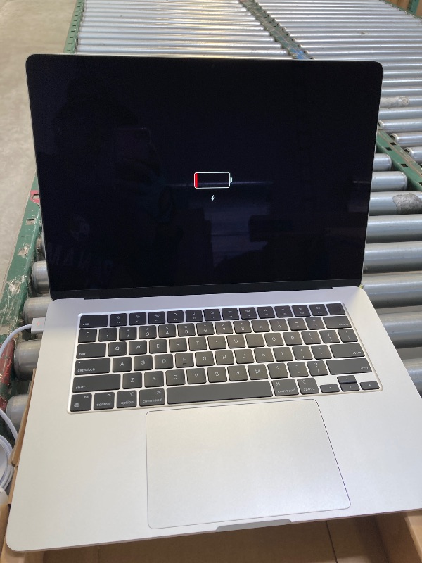 Photo 1 of Apple - MacBook Air 15-inch Laptop - M3 Chip Built for Apple Intelligence - 16GB Memory - 512GB SSD - Silver
