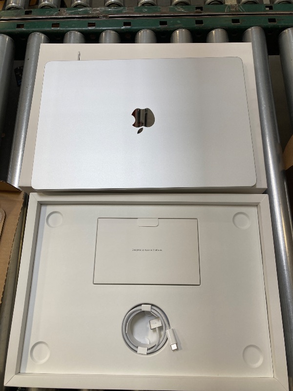 Photo 1 of Apple - MacBook Air 15-inch Laptop - M3 Chip Built for Apple Intelligence - 16GB Memory - 512GB SSD - Silver
