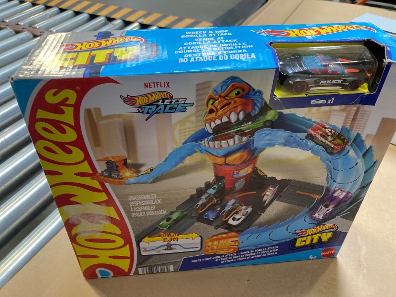Photo 1 of Hot Wheels City Wreck & Ride Gorilla Attack with 1 Car, Connects to Other Sets, Gas Station-Themed Set, Gift for Kids 4 to 8 Years Old