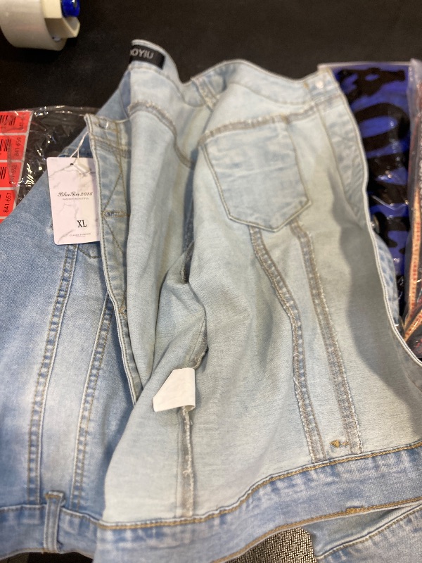Photo 1 of Women's Short Denim Jacket Round Neck Denim Three Quarter Sleeves Light Blue Jacket (Light blue, XL)