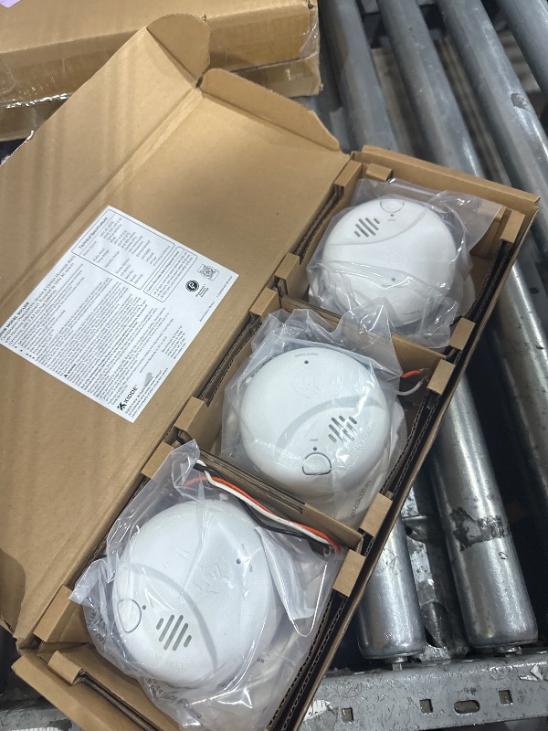 Photo 1 of ********First Alert SMI100-AC detectors.*********Kidde  And Carbon Monoxide Detector, Hardwired with AA Battery Backup, LED Status Lights, Interconnected, 85 dB Alarm, 5 inches, 3-Pack