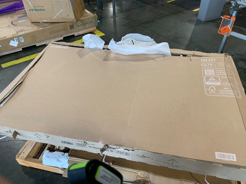 Photo 1 of ****CRACKED SCREEN!!!VBROKEN !!SOLD FOR PARTS!!!!!!FINAL SALE!!!!!!Samsung 75-Inch Class QLED Q7F Series Samsung Vision AI Smart TV (2025 Model, 75Q7F) Quantum HDR, Object Tracking Sound Lite, Q4 AI Gen1 Processor, 4K upscaling, Gaming Hub, Alexa Built-in