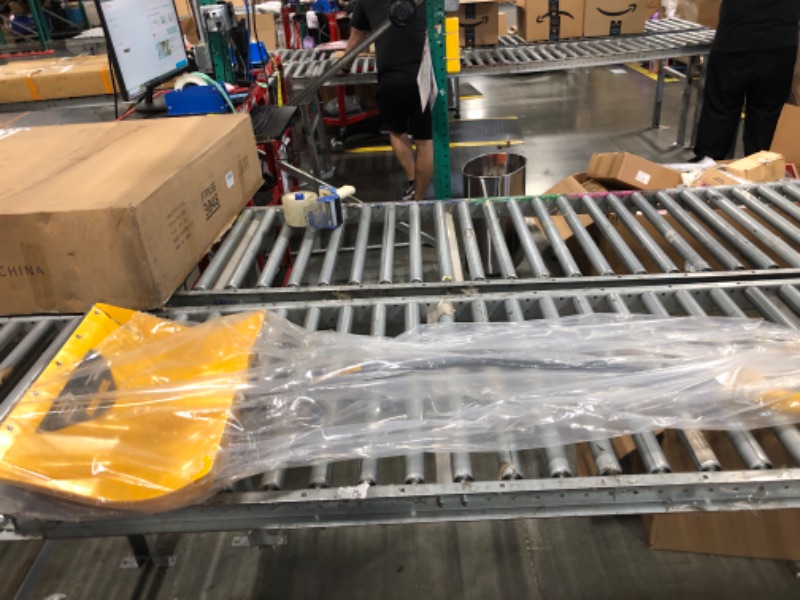 Photo 1 of !!HAS A CRACK IN IT!!FINAL SALE!!!True Temper 1603400 Poly Snow Shovel/Pusher with Ergonomic D-Grip Steel Handle 18 Inch