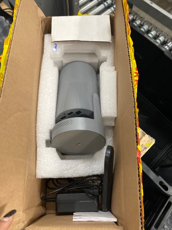 Photo 1 of ?Electric Focus?Magcubic Mini Projector 4K Support, Smart Projector with WiFi 6 and Bluetooth 5.4, 5W Soundbase Speaker, 180° Rotation, Portable Proyector for Home Theater