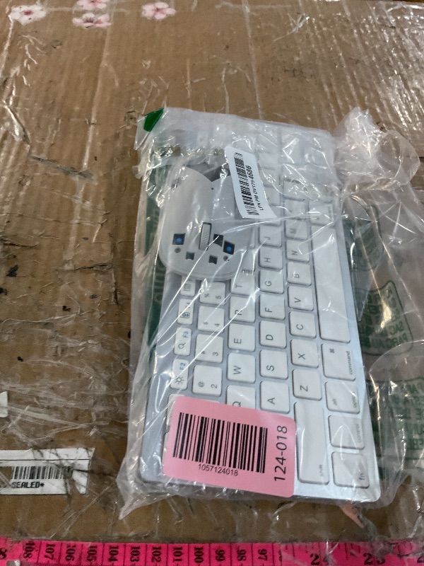 Photo 1 of (SEE NOTES) SPARIN Wireless Bluetooth Keyboard and Mouse for iPad (A16) 11th 10th Generation, iPad Air (13/11 inch), iPad Pro 13/12.9/11 inch, iPad 9th 8th Gen, iPad Mini 7th -8.3 inch, Above iOS13- Silver White
