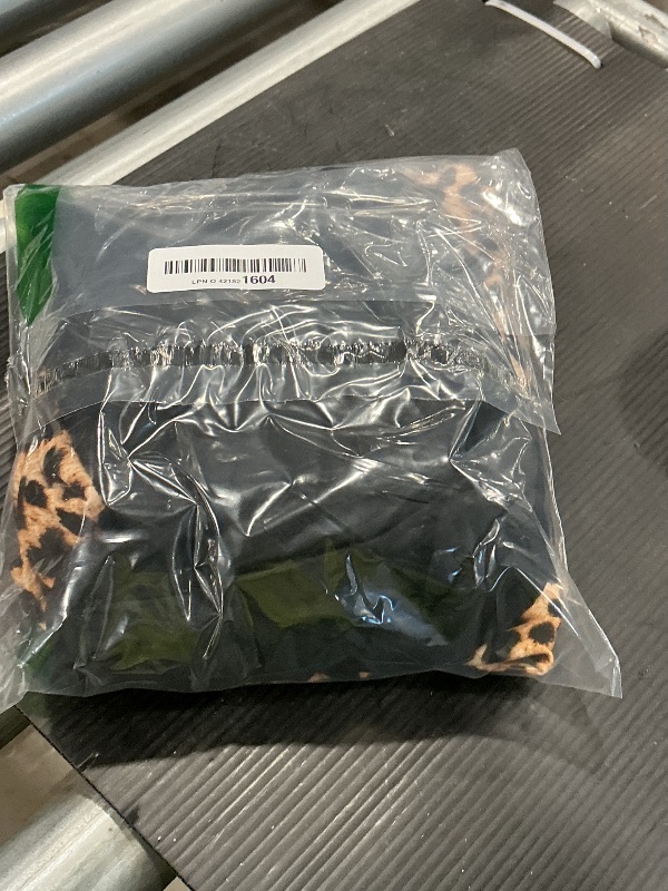 Photo 1 of 2 Pack Plus Size Capri Leggings for Curvy Women -1X-4X High Waisted Tummy Control&Soft Yoga Workout Gym Tights Pants(2 Pack Black+Leapord,XXL)