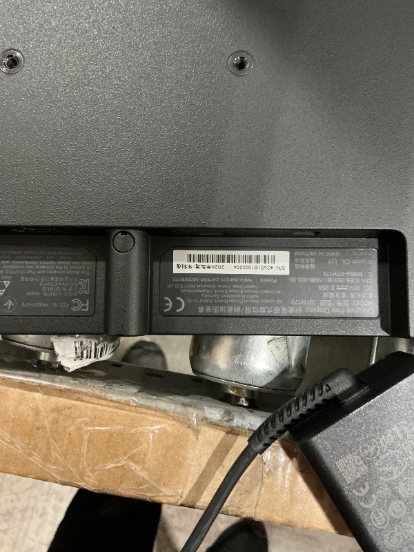 Photo 1 of ***SEE NOTES & PHOTOS BEFORE BIDDING**CRACKED SCREEN**MISSING PROPEN** PARTS ONLY**
 
Wacom Cintiq Pro 17 Drawing Tablet with Screen, 17.3" Ultra HD 4K. 10-bit 120Hz Touchscreen Display Graphic Arts Tablet with Pro Pen 3, for Windows PC, Mac, Linux