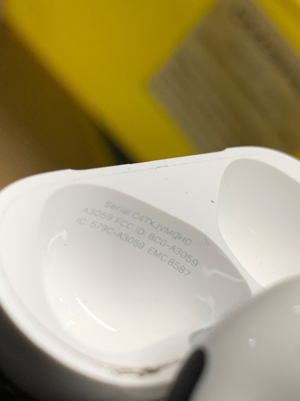 Photo 1 of ***CASING DOESNT CLOSE PROPERLY**
Apple AirPods 4 Wireless Earbuds, Bluetooth Headphones, with Active Noise Cancellation, Adaptive Audio, Transparency Mode, Personalized Spatial Audio, USB-C Charging Case, Wireless Charging, H2 Chip