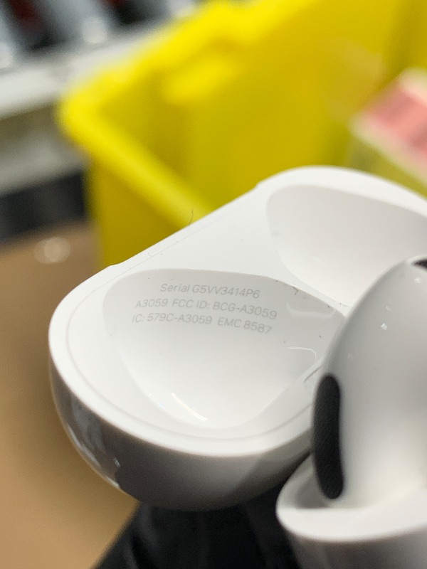 Photo 1 of ***CASING DOESNT CLOSE PROPERLY**
Apple AirPods 4 Wireless Earbuds, Bluetooth Headphones, with Active Noise Cancellation, Adaptive Audio, Transparency Mode, Personalized Spatial Audio, USB-C Charging Case, Wireless Charging, H2 Chip