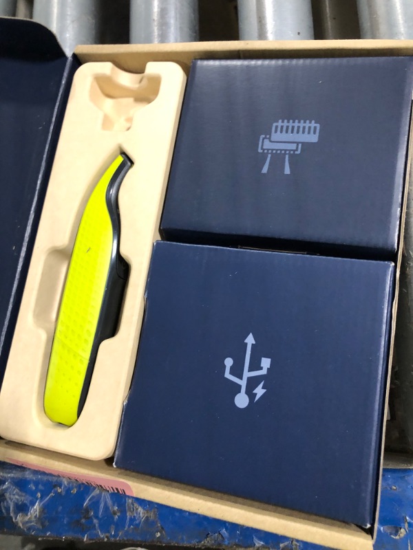 Photo 1 of *Missing main shaverPhilips Norelco OneBlade 360 Hybrid Face, Electric Beard Trimmer and Shaver, with 360 Blade Technology, 1x 360 Blade for Face, 5in1 Adjustable Comb, Model QP2724/90