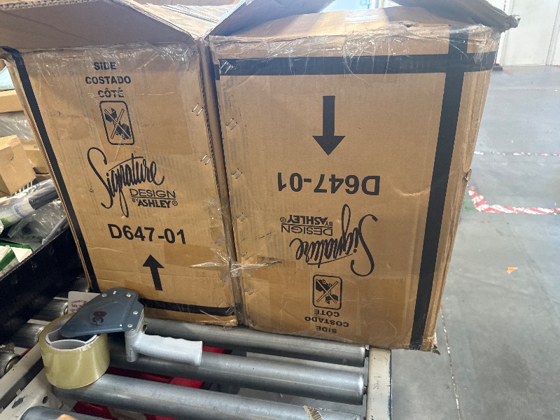 Photo 1 of ** SET 4 CHAIR / NEW / NO RETURN/ FINAL SALE** Signature Design by Ashley Bolanburg 20" Upholstered Dining Room Chair, Set of 4, Antique White