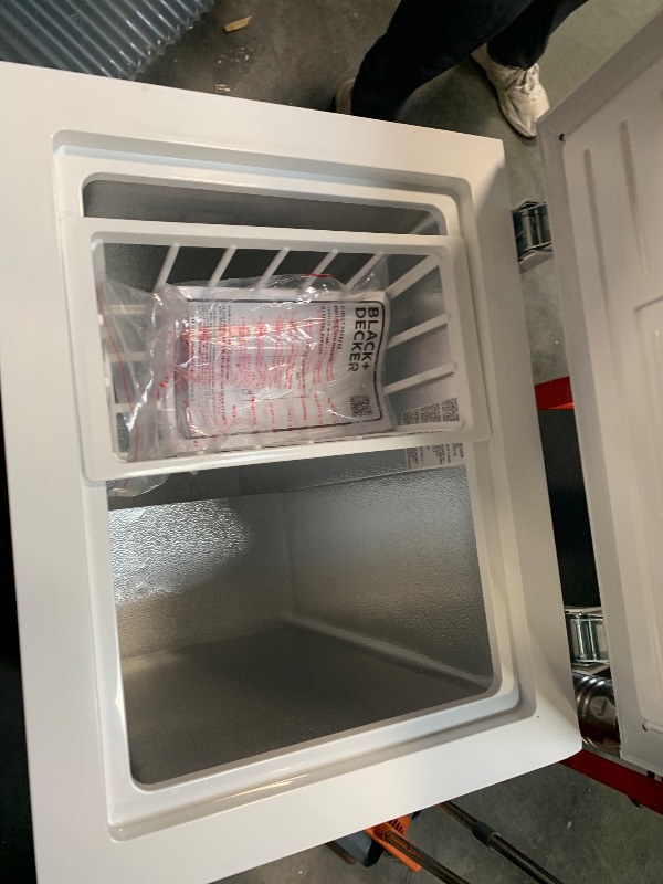 Photo 1 of ** USED/ TESTED FUNCTIONAL / DAMAGES MINORS** BLACK+DECKER 2.7 Cu. Ft. Compact Chest Freezer, Deep Freezer Holds Up To 94.5 Lbs. of Frozen Food, Removable Storage Basket, BCFK276, White