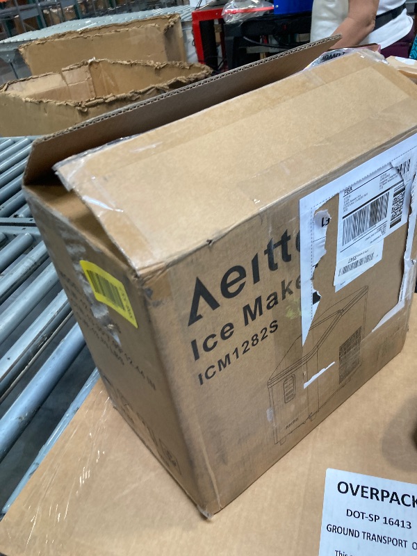 Photo 1 of **DAMAGE**Aeitto Ice Maker Countertop 26lbs/24H, Ice Machine 8 Ice Cubes Ready in 6 Mins, 2 Sizes of Bullet Ice Portable Ice Makers with Basket & Scoop, Auto Self-Cleaning for Home/Kitchen/Office Stainless