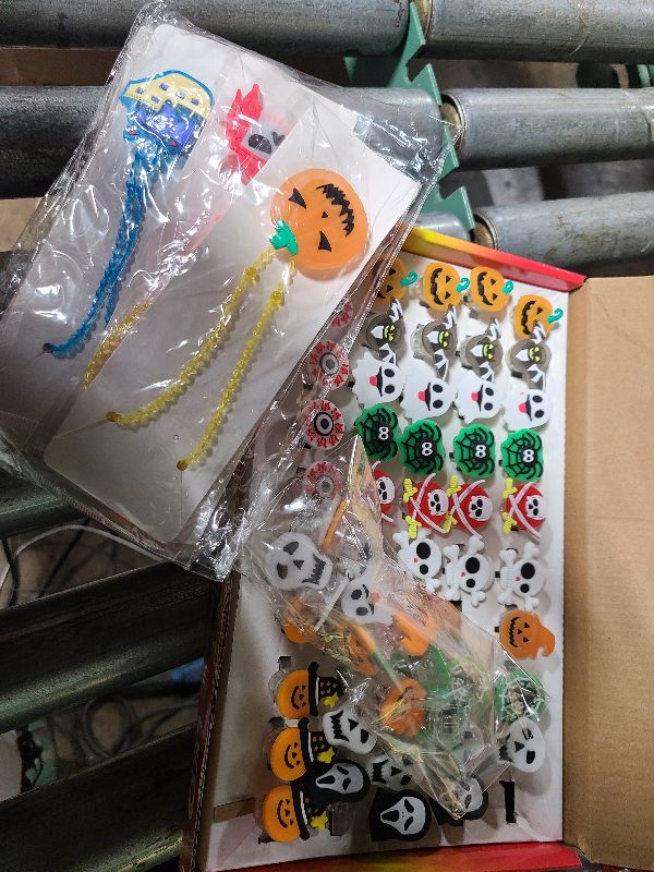 Photo 1 of (495)
50 Pack LED Light Up Ring for Kids Halloween Birthday Party Favors 10 style Flashing Glow in The Dark Rave Halloween Party Supplies Boys Girls Soft Toy Rubber Ghost Pumpkin Skeleton LED Finger Lights