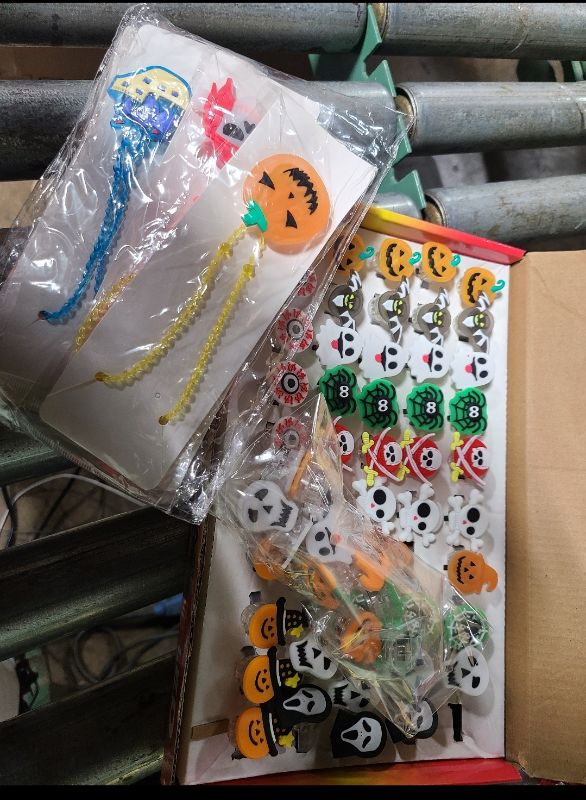 Photo 1 of (495)
50 Pack LED Light Up Ring for Kids Halloween Birthday Party Favors 10 style Flashing Glow in The Dark Rave Halloween Party Supplies Boys Girls Soft Toy Rubber Ghost Pumpkin Skeleton LED Finger Lights