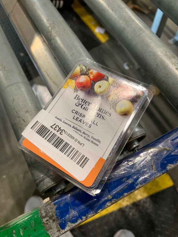 Photo 1 of ****ONLY ONE***** Better Homes and Gardens Crisp Fall Leaves Scented Wax Cubes, (2.5 Ounce each)