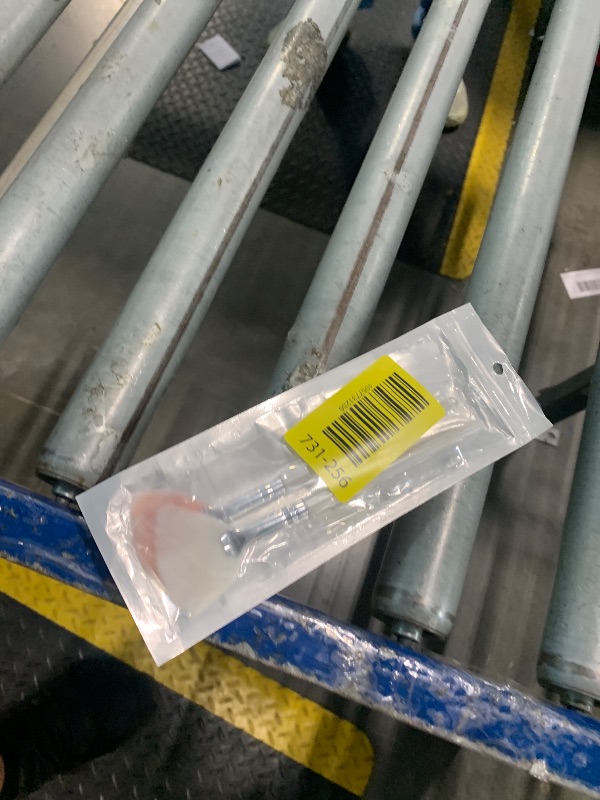 Photo 1 of ***2 pieces only*** Giantree 4 Pcs Fan Brushes for Facial, Face Mask Applicator Soft Makeup Brushes Esthetician, Flat Head Mask Acid Applicator Esthetician Brush for Women Girls Mud Clay Mask Makeup Peel(Pink and White)