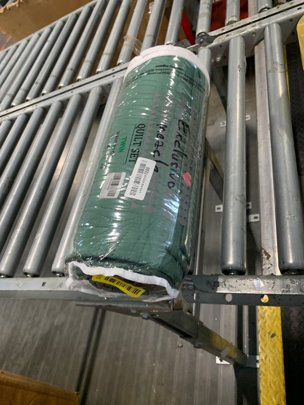 Photo 1 of ***BLANKET ONLY***Exclusivo Mezcla Twin Quilt Bedding Set, Lightweight Green Quilts Twin Size for All Seasons, Soft Microfiber Bedspreads Coverlets Bed Cover with Leaf Pattern, 2 Piece