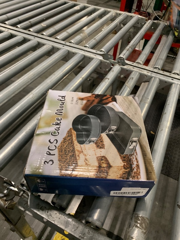 Photo 1 of ** missing round pan **  3Pcs Cheesecake Pan, Carbon Steel Round Heart Shape Springform Pans for Kitchen (18/20/22)