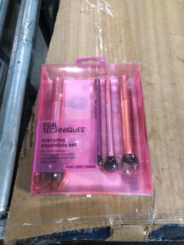 Photo 1 of **USED NEEDS CLEANING**MISSING BEAUTY BLENDER**
Real Techniques 5 Piece Everyday Essentials Makeup Brush Set, Includes 4 Brushes & Makeup Sponge, For Foundation, Blush, Bronzer, Contour, Eyeshadow, & Powder, Travel Gift Set, Cruelty-Free & Vegan
