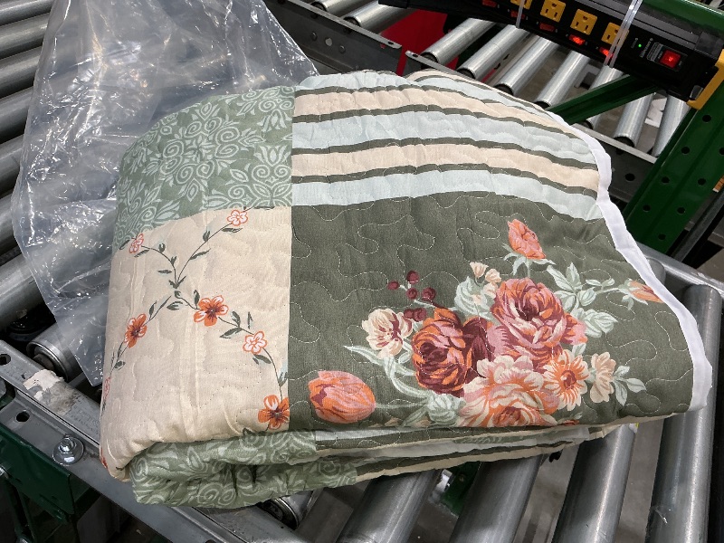 Photo 1 of  Quilt Set, 3-Piece Bedding Sets, Traditional Patchwork Design, Washable and Reversible Bedspread, Soft Lightweight Coverlet, All-Season, Full/Queen, Light Pink Green