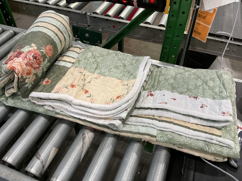 Photo 1 of  Quilt Set, 3-Piece Bedding Sets, Traditional Patchwork Design, Washable and Reversible Bedspread, Soft Lightweight Coverlet, All-Season, Full/Queen, Light Pink Green