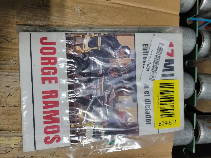Photo 1 of 17 minutos: Entrevista con el dictador / 17 Minutes. An Interview with the Dictator: Una lectura esencial para entender el rol del periodista (Spanish Edition)