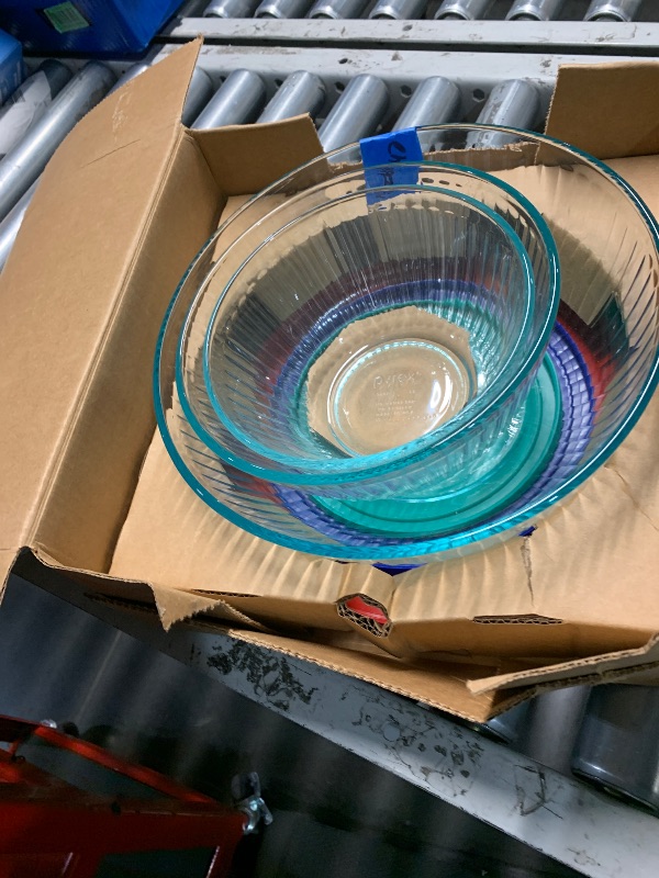 Photo 1 of (SEE NOTES) Pyrex Sculpted (3-Pack) Glass Mixing Bowls Set With Lids For Prepping, Baking and Cooking, Preheated Oven, Dishwasher, Freezer, and Microwave Safe