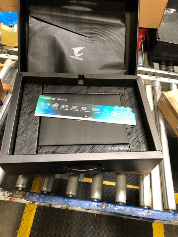 Photo 1 of  ****BROKEN SCREEN**** GIGABYTE - AORUS Master 16 Gaming Laptop - 240Hz 2560x1600 OLED - NVIDIA GeForce RTX 5080 - Intel Core Ultra 9 275HX - 1TB SSD with 32GB DDR5 RAM - Windows 11 Home AD (AORUS Master 16 BYHC5USE64SH)