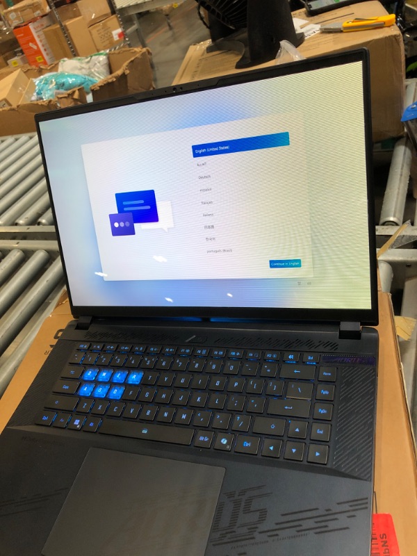 Photo 1 of  ****BROKEN SCREEN**** GIGABYTE - AORUS Master 16 Gaming Laptop - 240Hz 2560x1600 OLED - NVIDIA GeForce RTX 5080 - Intel Core Ultra 9 275HX - 1TB SSD with 32GB DDR5 RAM - Windows 11 Home AD (AORUS Master 16 BYHC5USE64SH)