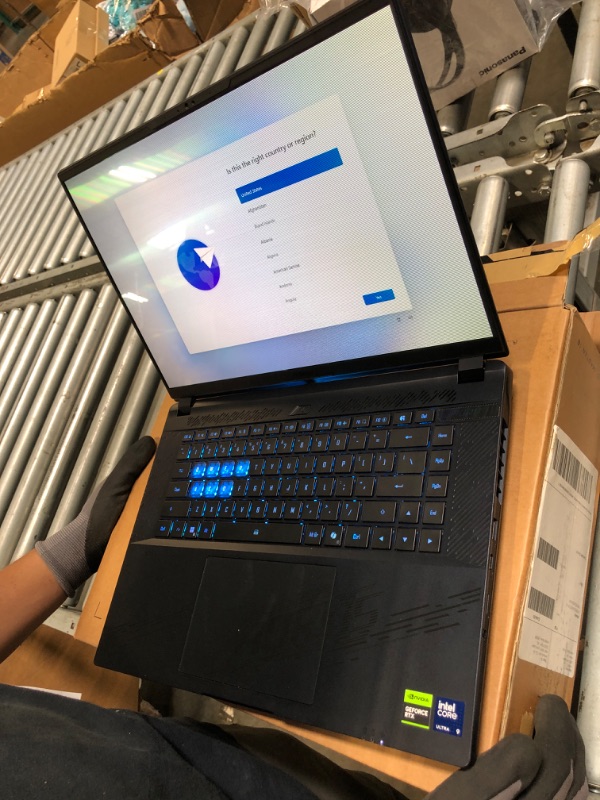 Photo 1 of  ****BROKEN SCREEN**** GIGABYTE - AORUS Master 16 Gaming Laptop - 240Hz 2560x1600 OLED - NVIDIA GeForce RTX 5080 - Intel Core Ultra 9 275HX - 1TB SSD with 32GB DDR5 RAM - Windows 11 Home AD (AORUS Master 16 BYHC5USE64SH)