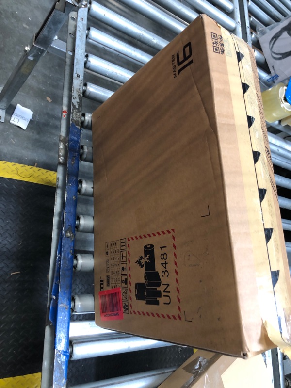 Photo 1 of  ****BROKEN SCREEN**** GIGABYTE - AORUS Master 16 Gaming Laptop - 240Hz 2560x1600 OLED - NVIDIA GeForce RTX 5080 - Intel Core Ultra 9 275HX - 1TB SSD with 32GB DDR5 RAM - Windows 11 Home AD (AORUS Master 16 BYHC5USE64SH)