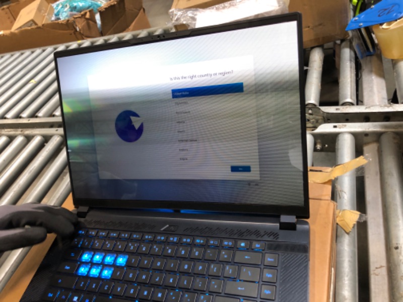 Photo 1 of  ****BROKEN SCREEN**** GIGABYTE - AORUS Master 16 Gaming Laptop - 240Hz 2560x1600 OLED - NVIDIA GeForce RTX 5080 - Intel Core Ultra 9 275HX - 1TB SSD with 32GB DDR5 RAM - Windows 11 Home AD (AORUS Master 16 BYHC5USE64SH)