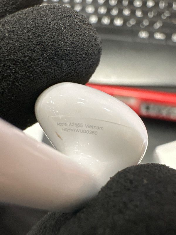 Photo 1 of *** PARTS ONLY *** Apple AirPods (3rd Generation) Wireless Ear Buds, Bluetooth Headphones, Personalized Spatial Audio, Sweat and Water Resistant, Lightning Charging Case Included, Up to 30 Hours of Battery Life