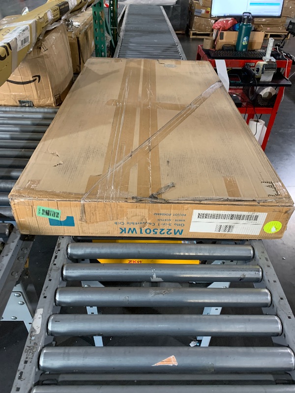 Photo 1 of ***FACTORY SEALED***
DaVinci Otto 3-in-1 Convertible Crib in White with Acrylic Slats, Greenguard Gold Certified