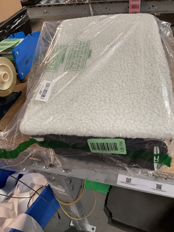 Photo 1 of (missing strap) BAGLHER Cat Carrier Bag,Airline Approved Pet Carrier Soft Side Pet Travel 5 Sides Open Doors 3 Sides Expandable Foldable 