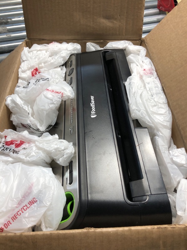 Photo 1 of ****PARTS ONLY***** 
FoodSaver V4400 2-in-1 Vacuum Sealer Machine with Automatic Vacuum Sealer Bag Detection and Starter Kit